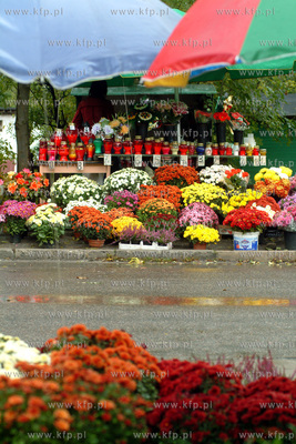 Handel  przy cmentarzu lostowickim.
13.10.2003
fot....