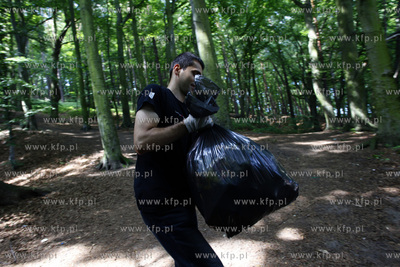 Akcja sprzatania otuliny Lasow Oliwskich w rejonie...