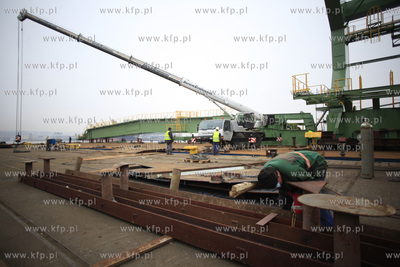 Gdynia. Zaladunek elementow tzw. stacker reclaimer,...