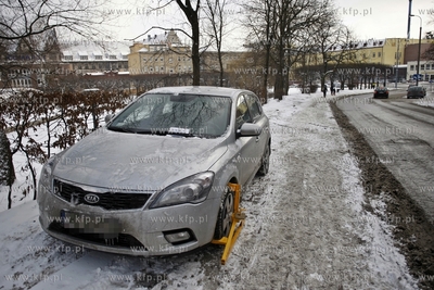 Blokada zalozona przez Straz Miejska na zle zaparkowane...