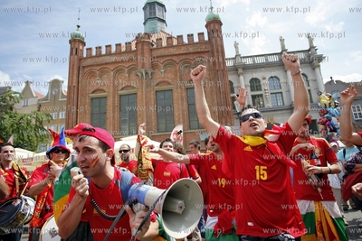 Hiszpanscy kibice opanowali  ul. Dluga i Dlugi Targ...