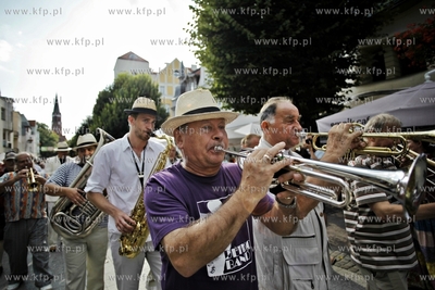 Parada jazzowa otwierajaca Sopot Molo Jazz Festival...