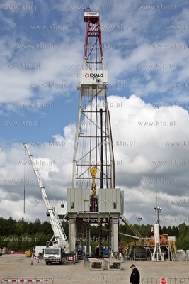 Przygotowania do pierwszych odwiertow w poszukiwaniu...