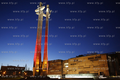 Gdańsk. Podświetlony na biało - czerwono pomnik...