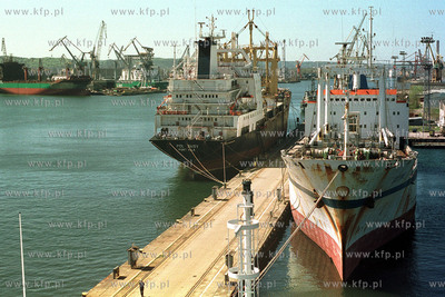 Stocznia Marynarki Wojennej w Gdyni;08.05.2001fot....