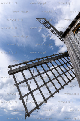 Wiatrak koźlak w Ręboszewie na górze Sobótka. 01.07.2023...