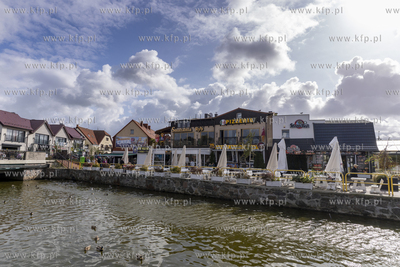 Łeba. Pusty po sezonie letnik deptak wzdłuż Łeby....