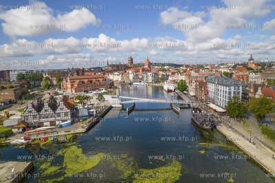 Panorama Gdańska widok na Motławę i kładkę zwodzoną....