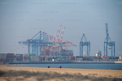 Statek Zhen Hua 36 z czterema potężnymi suwnicami...