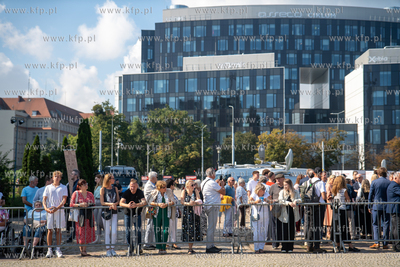 Gdańsk. Plac Solidarności. Symboliczne otwarcie bramy...
