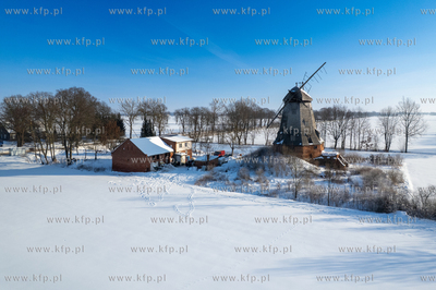 Zima na Żuławach. Wiatrak holenderski w Palczewie....