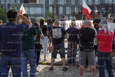 Gdańsk, Plac Solidarności. Demonstracja, pod hasłem...