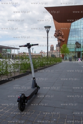 Forum Gdańsk. Hulajnoga elektryczna na minuty. 06.05.2019...