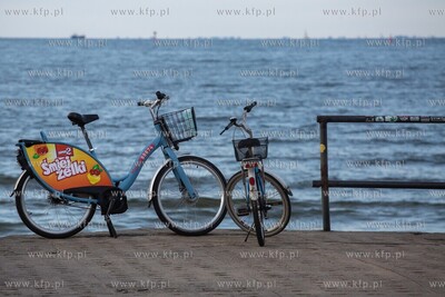 Rower Mevo zaparkowany nad morzem w Brzeźnie. 4.08.2019...