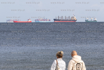 Sopot. Plaża. Nz. Kontenerowce na redzie Zatoki Gdańskiej....