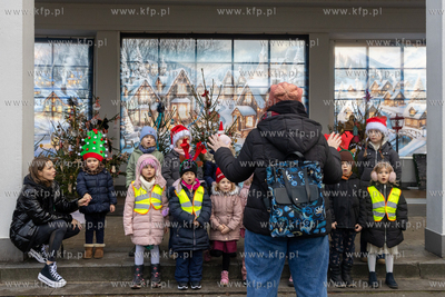 Sopot. Zapalenie światełek na ustrojonych przez dzieci...