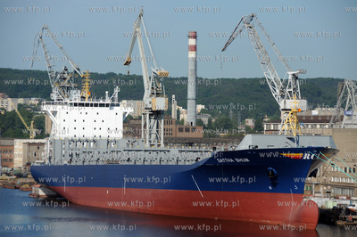 Port w Gdyni. Widok z promu Stena Baltica. n/z 196-metrowy...
