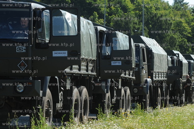 Port wojenny Gdynia Oksywie. 32 zolnierzy i 13 pojazdow...