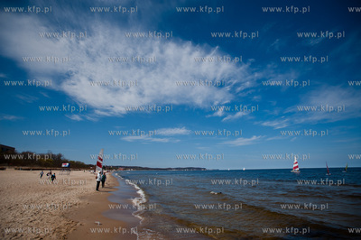 Tlumy mieszkancow i turystow na plazy i ulicach Sopotu,...