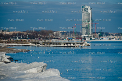 Sloneczny, zimowy dzien na plazy w Gdyni.
08.02.2014
fot....