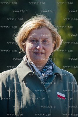 Gdansk. Delegacja Prawa i Sprawiedliwosci sklada kwiaty...