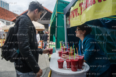 Gdansk. Plac przed siedziba Polskiego Zwiazku Wedkarskiego...