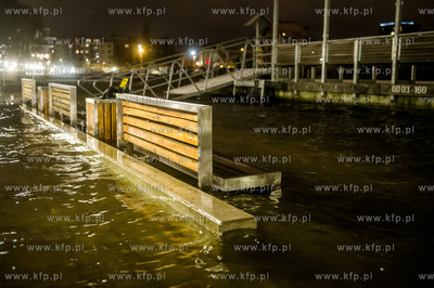Gdańsk. Wysoki poziom wód Motławy, który jest efektem...