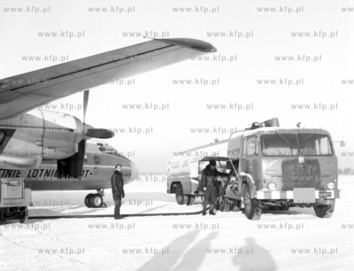 Tankowanie samolotu na lotnisku w Gdansku - Wrzeszczu....