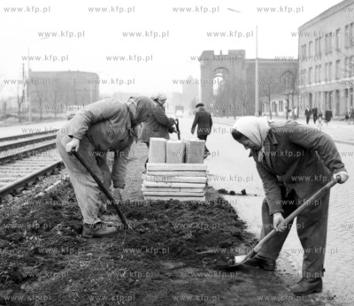 Prace przy budowie kraweznikow i zieleni wzdluz torow...