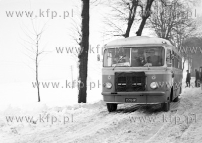 Autobus PKS kursujacy na Kaszubach na trasie Gdnak...