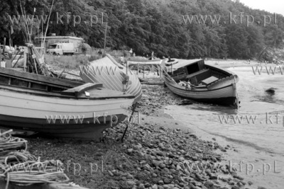 Łodzie rybackie na plaży w Gdyni Orłowie. 11.07.1980...