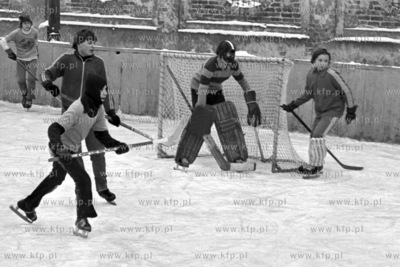 Gry eliminacyjne turnieju hokejowego drużyn szkolnych...