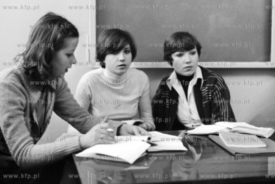 Studentki V roku filologi polskiej przed sesją zimową...