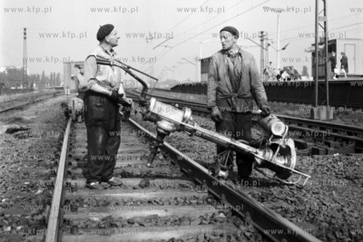 Pracownicy odcinka robót zmechanizowanych PKP z Kartuz...