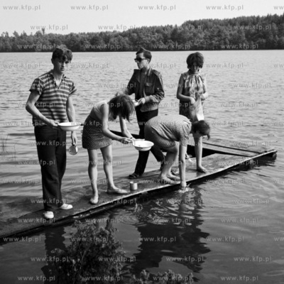 Zmywanie naczyń w jeziorze. 
1968
0004926z_1968
Fot....