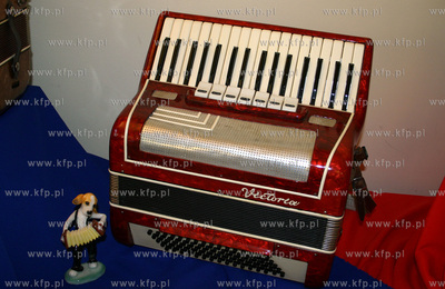 Wystawa akordeonow w krzywym domku na sopockim deptaku....
