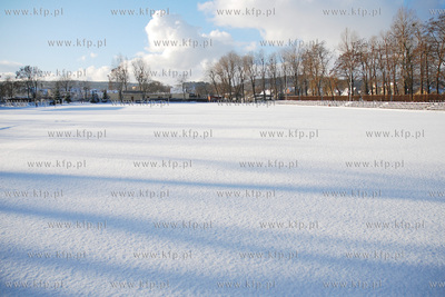 Zima w Rumi. Nz. Przykryty sniegowym dywanem stadion...