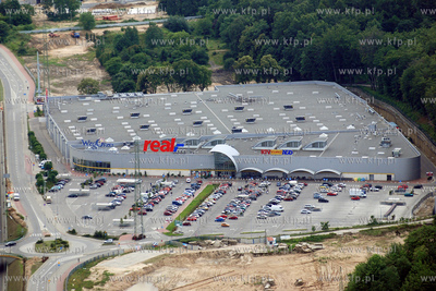 Gdynia z lotu ptaka. Nz. Hipermarket Real w dzielnicy...