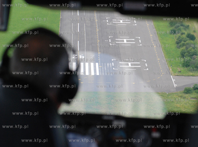 Sterowiec Skyship podczodzi do ladowania w bazie lotnicze...