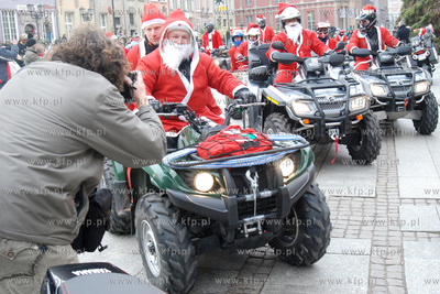 Blisko 500 motocyklistow mikolajów przyjechalo z Gdyni...