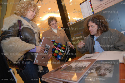 Salon EMPiK w Centrum Handlowym Auchan w Rumi. 
Spotkanie...