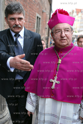 Po uroczystej Mszy sw ulicami Glownego Miasta ruszyl...