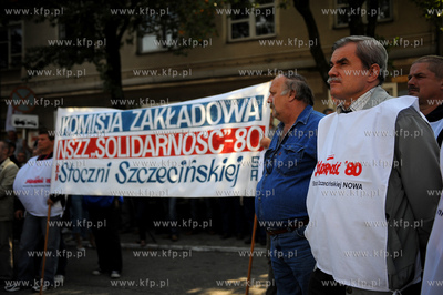 Gdynia. Pikieta pod brama do Stoczni Gdynskiej nawolujaca...