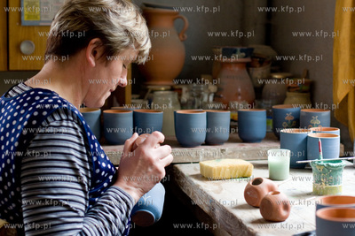Chmielno. Muzeum Ceramiki Kaszubskiej Neclow. Nz. pani...
