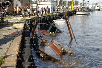 Ustka. Z dna kanalu portowego w Ustce wydobyto wrak...