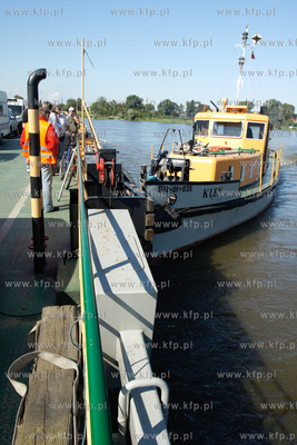 Przeprawa promowa w Swibno - Mikoszewo przez Wisle.
10.09.2010
fot....