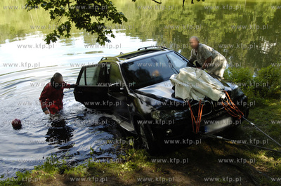 Strazacy wyciagneli ze stawku przy ul. Arciszewskiego...