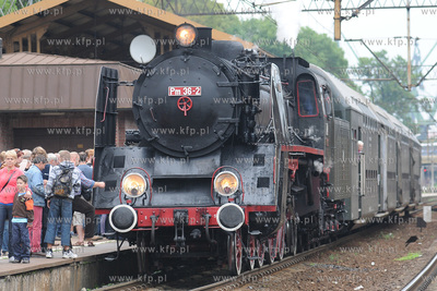 Pociag "Heweliusz", prowadzony przez parowoz z wolsztynskiej...