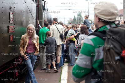 Pociag Heweliusz, prowadzony przez parowoz z wolsztynskiej...