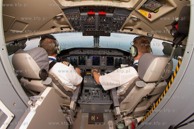 Kokpit w czasie lotu najnowszej maszyny Eurolot.com...